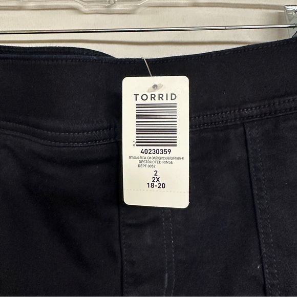 NWT Torrid Shorts - Retro Chic - Plus Size 2 - Navy with Strawberries 🍓 - Picture 5 of 6